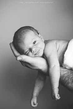 new born baby photoshoot Newborn Family Pictures, Mother Baby Photography, Baby Boy Newborn Pictures, Baby Fotografie, Newborn Photography Boy, Newborn Family Photography, 동화 삽화, Baby Pictures Newborn, Newborn Family Photos