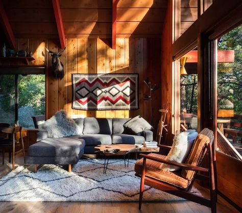 Mid Century Cabin, Ski House Decor, Idyllwild Ca, Log Cabin Interior, Ski Cabin, Lit King Size, Living Room Decor Inspiration, Cabin Interiors, Tiny House Cabin