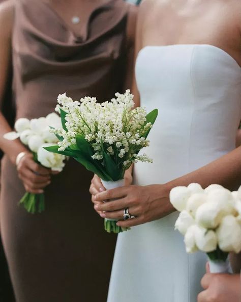 Small Lily Of The Valley Bouquet, Bouquet Wedding Classic, Modern Simple Wedding Bouquet, One Flower Bridal Bouquet, Small Elegant Wedding Bouquet, Minimalistic Bride Bouquet, Brides And Bridesmaids Bouquets, Wedding With Minimal Flowers, Lily If The Valley Bouquet