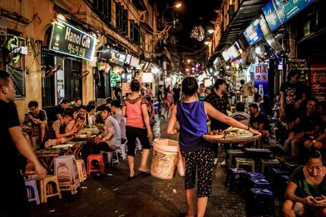 Here's a list of the best night markets in Hanoi. Read more if you’re curious to know about them! Hanoi Old Quarter, Cat Ba Island, Vietnam Itinerary, Vietnam Backpacking, Dark Street, People Eating, Koh Tao, Night Market, Vietnam Travel