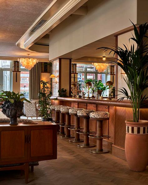 1 Warwick Soho London Members House Designed by Fettle Soho House Bar Design, Soho House Design, Soho House Bar, Soho House Interiors, Soho House Hotel, Soho House London, Wooden Reception Desk, Marble Bar Top, Retro Restaurant