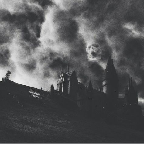 Dark Mark In The Sky, Dark Mark Harry Potter, Harry Potter Dark Mark, The Goblet Of Fire, Goblet Of Fire, Dark Mark, Scary Art, Black And White Aesthetic, White Aesthetic