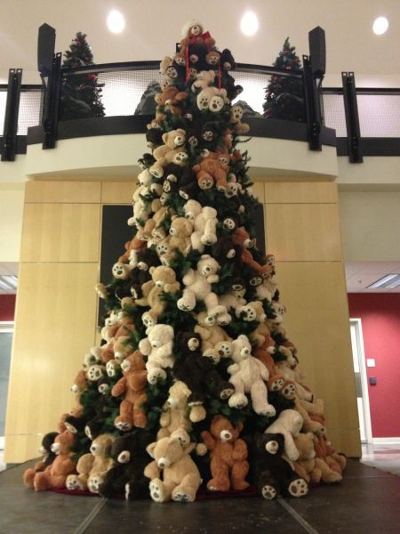 Bear Xmas Tree, Stuff Animal Christmas Tree, Teddy Bear Christmas Tree Ornaments, Teddy Christmas Tree, Teddy Bear Christmas Decor, Christmas Teddy Bear Decorations, Teddy Bear Christmas Tree Ideas, Christmas Tree With Teddy Bears, Teddy Bear Christmas Tree