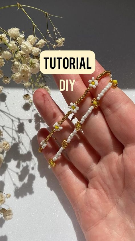 How one can make a easy bracelet with beaded daisies? Tutorial #beading #beadedbracelet #diybracelet Check more at https://howcandothis.com/diyideas/how-one-can-make-a-easy-bracelet-with-beaded-daisies-tutorial-beading-beadedbracelet-diybracelet/ Flower Bracelet Diy, Bracelet Making Tutorial, Handmade Bracelets Tutorial, Seed Bead Bracelets Diy, Seed Bead Bracelets Tutorials, Diy Necklaces Tutorial, Tiny Bead Bracelet, Making Jewelry For Beginners, Diy Jewelry Set