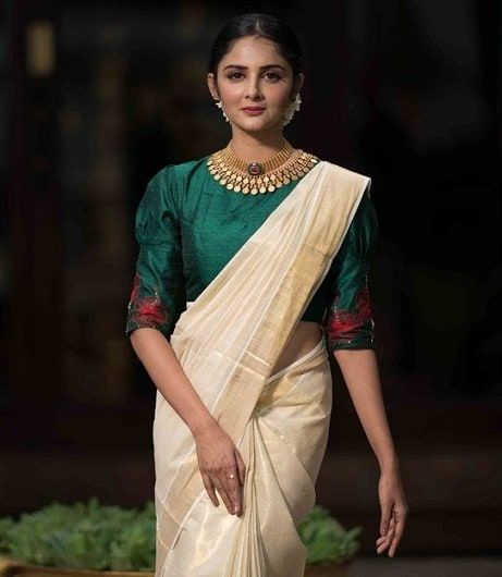 Kerala Saree Blouse Designs - Try These 15 Stylish Models Kerala Saree Blouse Colour Combination, Onam Saree Modern, White And Gold Saree, Kerala Traditional Saree, Kerala Saree Blouse, Onam Outfits, Kerala Saree Blouse Designs, Onam Saree, Kasavu Saree