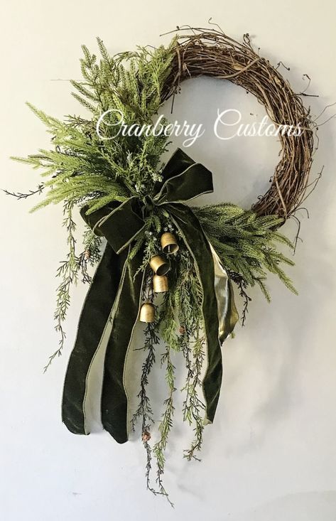 Julkransar Diy, Bell Wreath, Cedar Wreath, Wreath Hanging, Front Porch Christmas Decor Ideas, Christmas Decor Ideas Diy, Front Porch Christmas, Bow Wreath, Pine Wreath