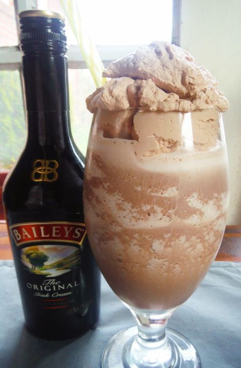 King's Bakery and Cooking: Frozen Bailey's Irish Cream Hot Chocolate with Chocolate Whipped Cream Irish Cream Hot Chocolate, Milkshake Smoothie, Baileys Drinks, Irish Cream Recipe, Baileys Recipes, Frozen Hot Chocolate, Chocolate Whipped Cream, Baileys Irish, Chocolate Milkshake