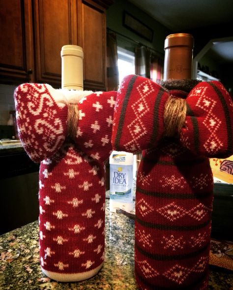 Wine Bottles Gift Wrap, Wine Cozy, Bottle Gift Wrapping, Wine Holders, Sock Designs, Christmas Ideas Gifts, Fun Christmas Party Games, Bottle Cozies, Gift Wrapping Techniques