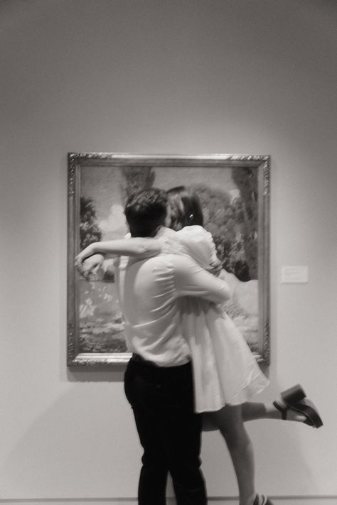 Are you looking for a unique and romantic location for your engagement photoshoot? Consider having your photos taken at an art museum! With its breathtaking architecture, intricate artwork, and carefully curated exhibits, an art museum offers a one-of-a-kind setting for your special photos. Philbrook Museum Engagement Photos, Art Museum Photoshoot Couple, Engagement Shoot Aesthetic, Couples Museum Photoshoot, Art Gallery Wedding Photos, Iphone Engagement Photos, Art Institute Engagement Photos, Museum Engagement Shoot, Museum Photoshoot Ideas Couple