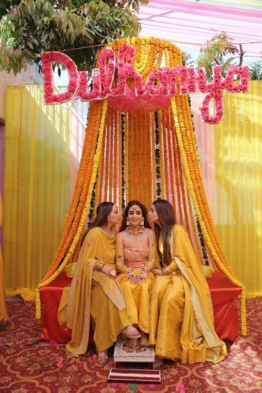 Haldi Ceremony Decorations, शादी की तस्वीरें, Indian Wedding Decorations Receptions, Mehendi Decor Ideas, Marriage Decoration, Desi Wedding Decor, Mehndi Decor, Beautiful Wedding Decorations, Wedding Backdrop Decorations