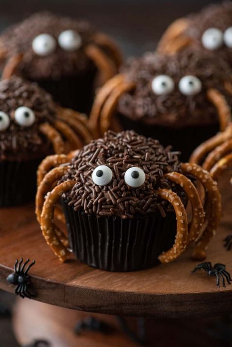 Ready to wow your friends and family with amazing Halloween cupcakes? I'm excited to share 8 amazing and easy Halloween cupcakes that will upgrade any Halloween party and make you the star of the Halloween desserts! Fluffy Chocolate Frosting, Cameo Cookies, Eyeball Cake Pops, Witch Finger Cookies, Christmas Side Dish Recipes, Spider Cupcakes, Candy Corn Cookies, Finger Cookies, Fluffy Frosting