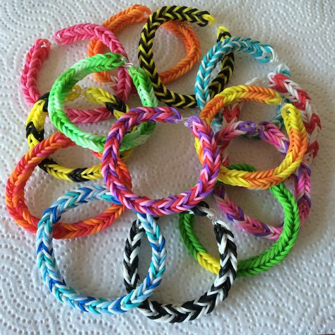 Friendship Bracelets Rainbow Loom, Bracelet Color Combos Rubber Bands, Rainbow Loom Colour Combos, Aesthetic Loom Bracelets, Loom Band Colour Ideas, Loom Braclets Ideas, Rubber Band Color Ideas, Rubber Band Bracelet Ideas Colors, Bracelet Ideas Loom Bands