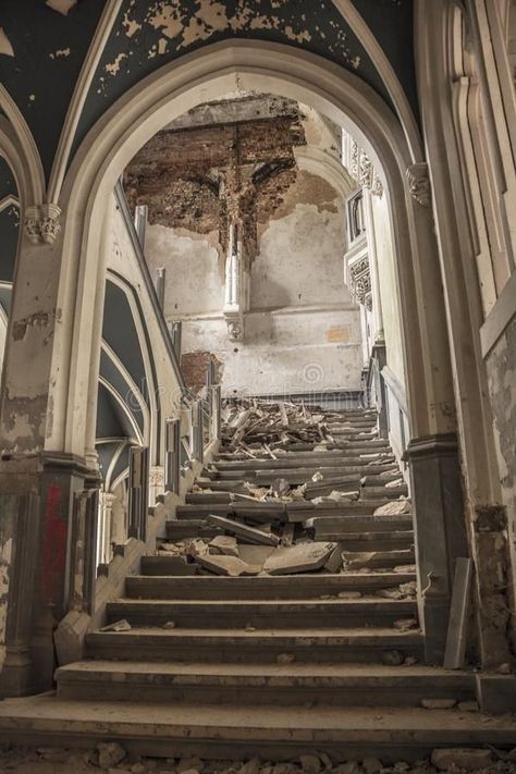 Abandoned Castles Interior, Castle Core, Castle Staircase, Castle Aesthetic Interior, Castles For Sale, God Emperor, Castle Photo, Medieval Princess, Game Aesthetic