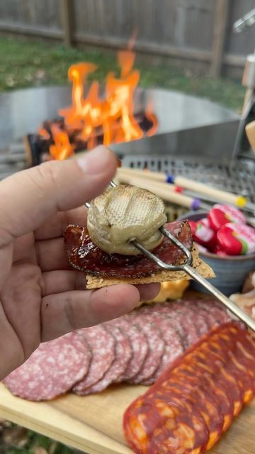 Charcuterie Smores Board, Fire Pit Party Ideas Food, Campfire Charcuterie Board, Savory Smores Campfire, Savory Smores Ideas, Brie Smores, Things To Roast Over A Campfire, Savory Smores Board, Savory Smores Cheese