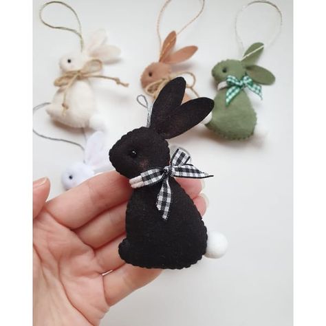 White Easter Decor, Kitchen Decor Black And White, Kitchen Decor Black, Felt Easter Crafts, Easter Fabric Crafts, Easter Kitchen Decor, Easter Kitchen, Easter Tree Ornaments, Easter Wood Crafts