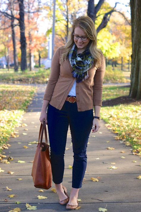 Cardigan Style, Cardigan Outfits, Casual Work Outfits, Work Outfits Women, Professional Outfits, Blue Pants, Look Plus, Navy Pants, Business Casual Outfits