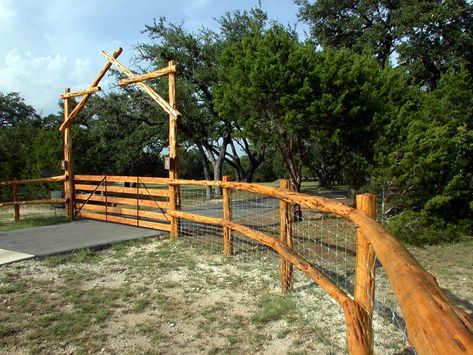 Log Ranch Entrance, Texas Fence Ideas, Cedar Post Fence Ideas, Cedar Post Fence, Split Rail Fence Gate, Wood Post Fence, Farm Fences, Wood Fence Ideas, Gated Driveway