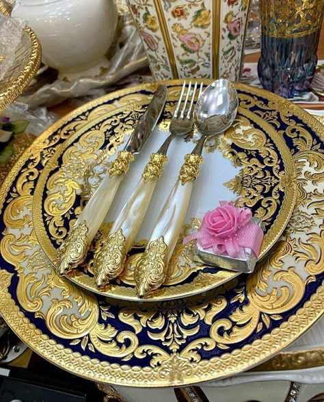 House Dubai, Luxury Houses Kitchen, Interior Design India, Kitchen Decor Collections, Copper House, Crockery Design, Fine China Dinnerware, Fine Dinnerware, Gold Dinnerware