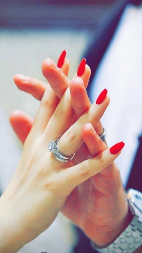 Relationship Goals Tumblr, Best Couple Pictures, Couple Hands, Cute Couple Dp, Muslim Couple Photography, Hand Pictures, Girl Thinking, Cute Muslim Couples