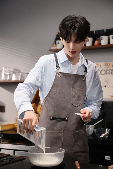 Barista Pose Reference, Barista Pose, Interaction Poses, Baking Drawing, Barista Outfits, Pose Ref, Bi Wenjun, Photoshop Pics, Ulzzang Boy