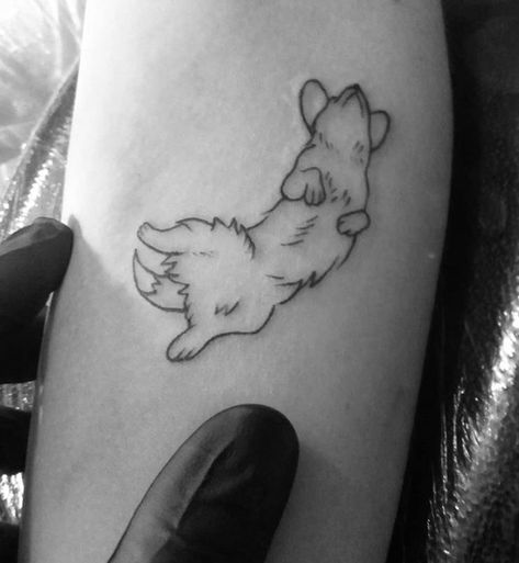 Mini Aussie Dog Tattoo, Pet Themed Tattoos, Dog Silloettes Tattoo, Dog Tattoo Aesthetic, Corgi Tattoo Minimalist, Dog Tattoos For Women, Kurt Tattoo, Tatoo Dog, Corgi Tattoo