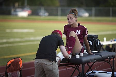 High school Athletic Trainer Sports Medicine Aesthetic, Trainer Aesthetic, Athletic Training Sports Medicine, Medicine Aesthetic, Vision Board Project, University Plan, My Future Job, Sports Therapy, Athletic Trainer