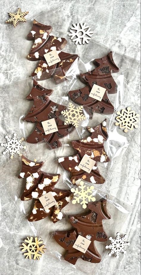 Christmas Chocolate Tree, Christmas Tree Chocolate, Chocolate Bark Christmas, Chocolate Christmas Gifts, Christmas Tree Chocolates, Christmas Booth, Homemade Chocolate Bars, Chocolate Tree, Box Chocolate