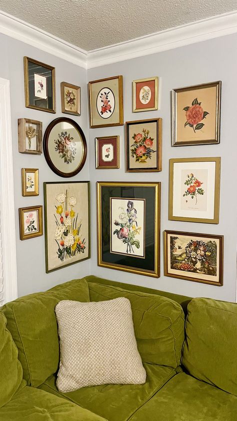 Boho Vintage Wall Decor, Floral Wall Decor Living Room, Accent Wall For Pictures, 70s Inspired Gallery Wall, French Country Minimalist Decor, Modern Chic Wall Decor, Corner Photo Wall Ideas, Lots Of Frames On Wall, Vintage Wall Art Inspiration