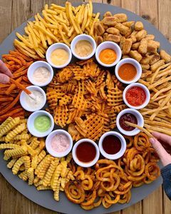 First We Feast - You've heard of charcuterie boards... Well, check out the FRENCH FRY BOARD. 👀🍟 | Facebook Fry Charcuterie Board Ideas, Potato Charcuterie Board Ideas, Fries Charcuterie Board, Potato Charcuterie Board, Fry Charcuterie Board, Fast Food Charcuterie Board, French Fry Board, Fries Board, French Fry Bar