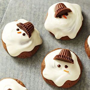 How cute are these chocolaty melting snowmen cookies? Better yet, these Christmas cookies are easy to make, too--no rolling pin needed, and the frosting is simply melted vanilla-flavored candy coating. / Melted Snowman Cookies, Melting Snowmen, Pastel Cupcakes, Torte Cupcake, Snowman Cookies, Cookies Decorated, Cookies Recipes Christmas, Holiday Baking, Holiday Cookies