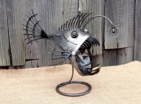 It is 33cm long (from head to tail), 14 cm width and 25 cm height (12.99 Inch - long, 5.51 Inch - width, 9.84 Inch - height). Beginner Welding Projects, Angler Fish Art, Beginner Welding Projects Ideas, Beginner Welding, Welding Projects Ideas, Recycled Metal Art, Metal Fab, Metal Fish, Angler Fish