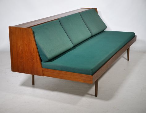 Listed on VNTG.com: Mid-Century Daybed, 1960s | #vntg #vintage 1960 Furniture, 50s Furniture, Mid Century Modern Daybed, Mid Century Couch, Mid Century Daybeds, 60s House, Foyer Furniture, Deep Couch, 60s Furniture