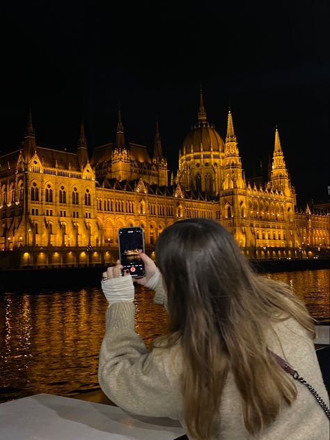 #budapest #nightlife #night #parliament #erasmus #fall #boat #hungary Budapest In September, Budapest Hungary Photo Ideas, Hungary Photo Ideas, Winter In Budapest, Autumn In Budapest, Viena Photo Ideas, Budapest Inspo Pics, Budapest Hungary Outfits, Budapest Instagram Story