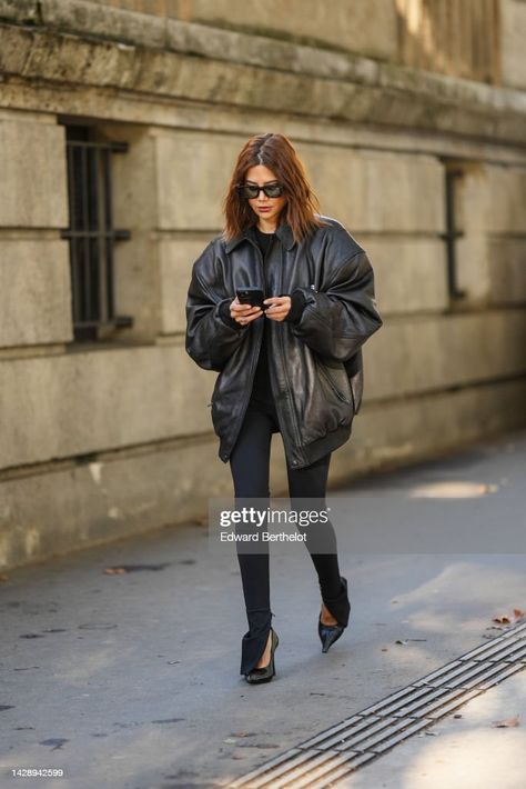 Christine Centenera Street Style, Christine Centenera Style 2023, Christine Centenera 2023, Christine Centenera Style, Edgy Fashion Chic, Christine Centenera, Black Leggings Outfit, Flare Legging, Pointed Pumps