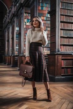 Women Dark Academia Aesthetic, Parisian Dark Academia Outfits, Vintage Romantic Aesthetic Outfits, Fall Professor Outfits, Fashionable Fall Outfits, Librariancore Outfits, Charmed Aesthetic Outfits, Christmas Vintage Outfit, Sophisticated Outfits For Women