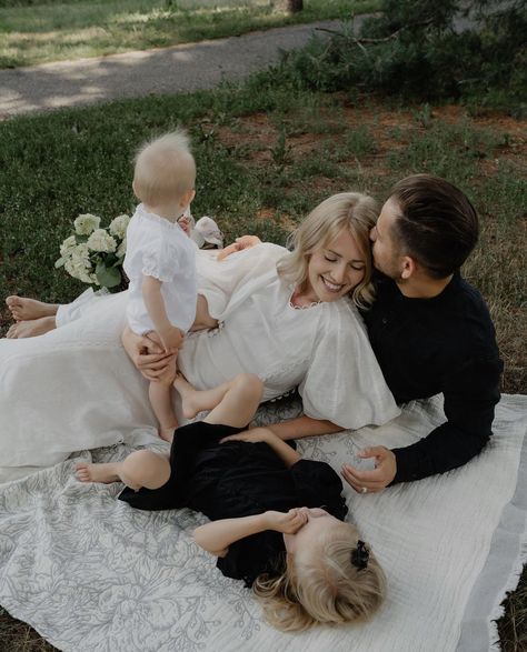 Chic Family Photos, Garden Family Photoshoot, Summer Family Photoshoot, Picnic Pictures, Spring Family Pictures, Fam Pics, Family Aesthetic, Mommy And Me Photo Shoot, Family Photoshoot Poses