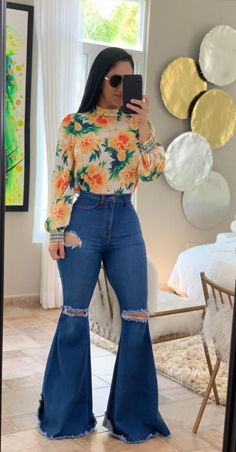 Flare Jeans Style, Seventies Style, Flare Jeans Outfit, December Outfits, Neat Casual Outfits, Classy Summer Outfits, Cute Country Outfits, 70s Outfits, Rodeo Outfits