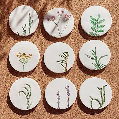 Flowers Air Dry Clay, Air Dry Clay Coasters Aesthetic, Airdryclay Ideas Coaster, Coaster Air Dry Clay, Handmade Coasters Ideas, Air Dry Coasters, Air Hardening Clay Ideas, Baby Ceramic Ideas, Beginner Clay Ideas