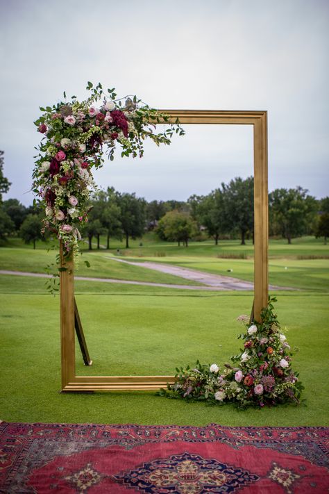 Wedding Picture Frames Ideas, Unique Wedding Backdrop Outdoor, Wedding In Nature Decor, Large Picture Frame Photo Backdrop, Rustic Event Decor Outdoor Parties, Outdoor Wedding Photobooth Ideas, Picture Frame Wedding Backdrop, Photo Op Wedding Ideas, Outside Wedding Backdrop