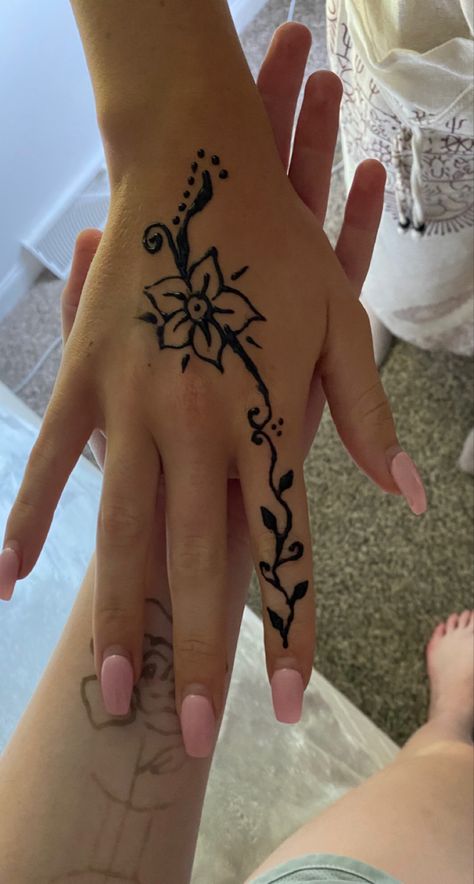 Small Drawings To Draw On Your Hand, Easy Wrist Henna, Cute Stuff To Draw On Your Hand, Hena Designs Summer, Hannah Tattoo Design Easy, Cute Henna Ideas Simple, Tropical Henna Designs, Hanna Hand Tattoo, Henna Tattoo Tutorial