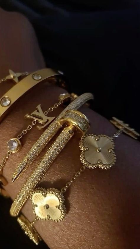 Black Women Jewelry Aesthetic, Expensive Brands Aesthetic, Jewelry Inspo Aesthetic, Gold Jewelry Stack, Tiffany Bracelet Stack, Bijoux Aesthetic, Gold Aesthetic Jewelry, Expensive Aesthetic, Gold Jewellery Aesthetic