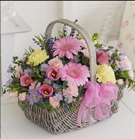 Basket Bouquet, Basket Flower Arrangements, Floral Baskets, Mothers Day Flowers, Beautiful Flower Arrangements, Deco Floral, Flowers Online, Flower Basket, Design Floral