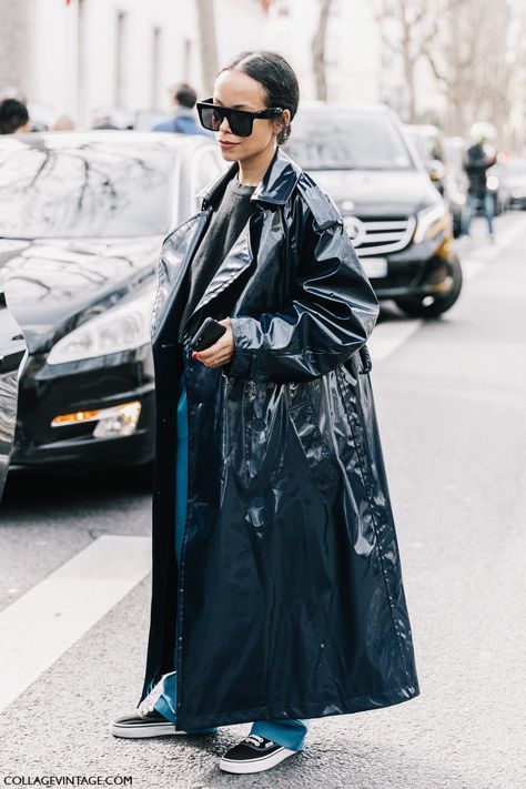 Raincoat Fashion, Pfw Street Style, Italian Fashion Street, Black Raincoat, Rainwear Fashion, Pvc Raincoat, Nyfw Street Style, Collage Vintage, Pvc Coat