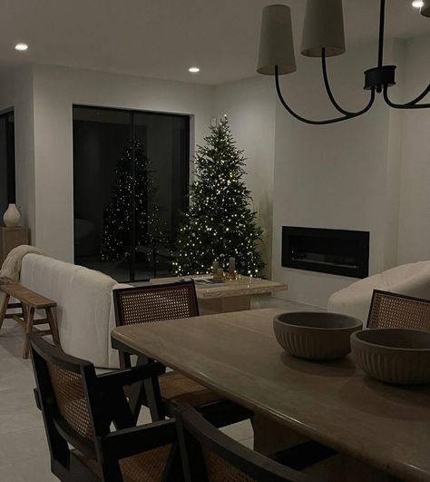 Christmas Aesthetic Apartment, Natural Aesthetics, Minimalist Christmas Decor, Winter Inspo, Christmas Interiors, Christmas Inspo, Winter Vibes, Xmas Party, Christmas Aesthetic