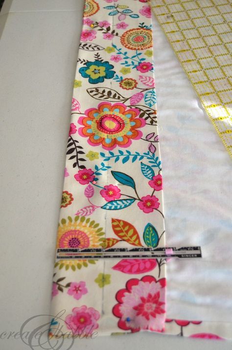 This is a tutorial on an easy way to make lined curtains. I need to try this with some of my sewing. Tela, Easy Curtains, Curtain Sewing Pattern, Curtain Tutorial, No Sew Curtains, Beginner Sewing Projects Easy, Lined Curtains, How To Make Curtains, Sewing Stitches