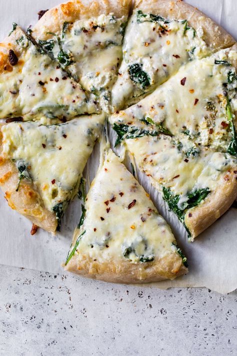 Spinach Cheese Pizza, Ricotta Spinach Pizza, Spinach Pizza Recipe, Spinach Alfredo Pizza, Canned Spinach, Pizza Spinach, Low Cal Recipe, Cream Cheese Pizza, Red Pizza Sauce