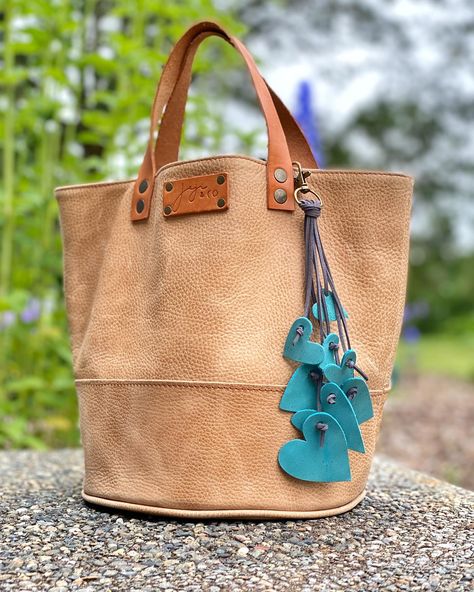 New Cascading Hearts Leather Tassel color combo option by request. I don’t know why this one never occurred to me but it seems like a natural. Available in my Etsy shop. #hearts #leather #tassel #pursecharm #turquoise #purseflair #handmade #etsy #etsyshop #kitchenklutter Tote Bag With Charms, Creative Bouquet, Purse Charms Diy, Diy En Cuir, Leather Jewelry Making, Handmade Leather Jewelry, Tassel Bag Charm, Diy Leather Bag, Zipper Charms