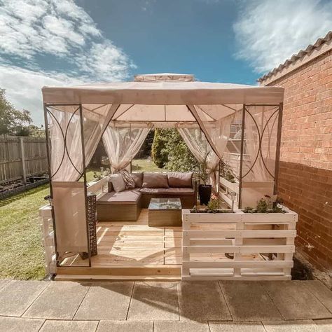 Gazebo Ideas Backyard, Enclosed Gazebo, Small Gazebo, Deck Shade, Modern Gazebo, Gazebo Ideas, Backyard Walkway, Wooden Gazebo, Backyard Gazebo