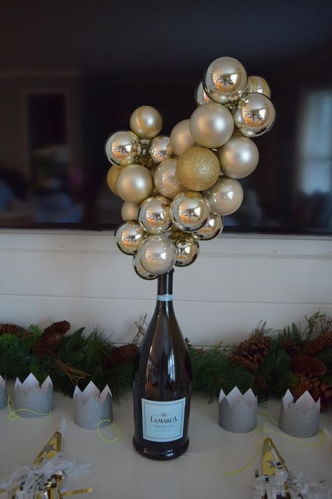 Champagne Party Centerpieces, Bottle Centerpieces Birthday, Champagne Bottle Centerpiece Ideas, Champagne Bottle Centerpiece, Champagne Centerpiece Ideas, Champagne Party Decorations, Diy Champagne Bottle, Champagne Decorations, Champagne Bottle Decoration