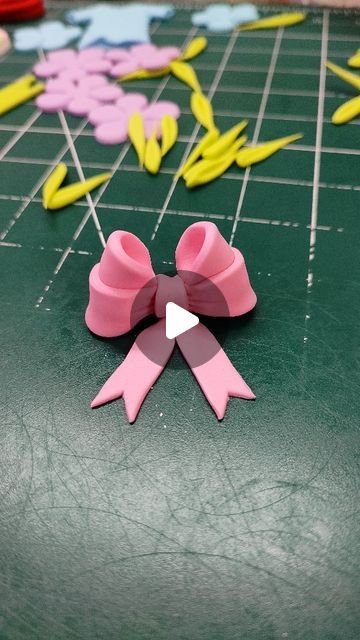 Fondant Bows How To Make, Simple Fondant Cake Birthday, Clay Bow Tutorial, How To Make A Fondant Bow, How To Make Fondant, Bow Cake Design, Easy Fondant Decorations, Fondant Bow Tutorial, Fondant Man